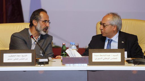 Chủ tịch Liên minh Dân tộc Syria Moaz al-Khatib (trái) mới được bầu tại Doha.